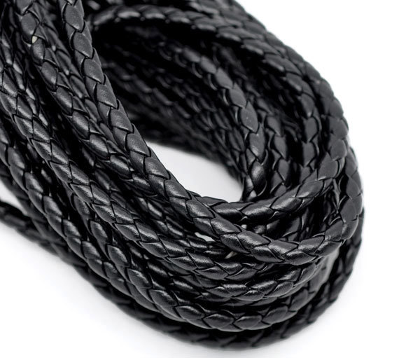 Шнурок кожаный плетеный ф 2,5 мм черный